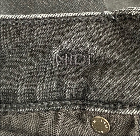 American Eagle Next Level Stretch
Black 4-Button Fly Midi Cuffed Shorts - Picture 9 of 10